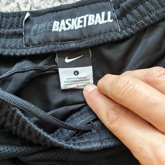 Vintage Y2K Nike Dri-FIT Basketball Shorts Black White Stripe L - Picture 2 of 3